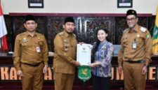 SERAH TERIMA: Bupati Sumenep Achmad Fauzi Wongsojudo (tengah), didampingi Sekretaris Daerah, Agus Dwi Saputra (kiri) dan Kepala BKPSDM Benny Irawan (kanan) saat Sosialisasi Implementasi Manajemen Talenta ASN sekaligus meluncurkan Sistem Informasi Manajemen Talenta (SIMANTRA) (Doc. Seputar Jatim)
