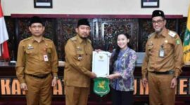 SERAH TERIMA: Bupati Sumenep Achmad Fauzi Wongsojudo (tengah), didampingi Sekretaris Daerah, Agus Dwi Saputra (kiri) dan Kepala BKPSDM Benny Irawan (kanan) saat Sosialisasi Implementasi Manajemen Talenta ASN sekaligus meluncurkan Sistem Informasi Manajemen Talenta (SIMANTRA) (Doc. Seputar Jatim)