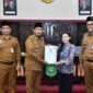 SERAH TERIMA: Bupati Sumenep Achmad Fauzi Wongsojudo (tengah), didampingi Sekretaris Daerah, Agus Dwi Saputra (kiri) dan Kepala BKPSDM Benny Irawan (kanan) saat Sosialisasi Implementasi Manajemen Talenta ASN sekaligus meluncurkan Sistem Informasi Manajemen Talenta (SIMANTRA) (Doc. Seputar Jatim)