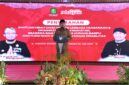BERDIRI: Bupati Sumenep, Achmad Fauzi Wongsojudo, Saat memberikan sambutan pada acara Penyerahan Bantuan Hibah Sosial di Pendopo Agung Sumenep (Doc. Seputar Jatim)