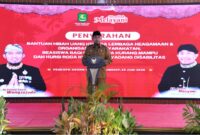 BERDIRI: Bupati Sumenep, Achmad Fauzi Wongsojudo, Saat memberikan sambutan pada acara Penyerahan Bantuan Hibah Sosial di Pendopo Agung Sumenep (Doc. Seputar Jatim)