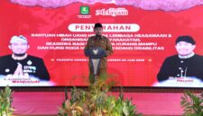 BERDIRI: Bupati Sumenep, Achmad Fauzi Wongsojudo, Saat memberikan sambutan pada acara Penyerahan Bantuan Hibah Sosial di Pendopo Agung Sumenep (Doc. Seputar Jatim)