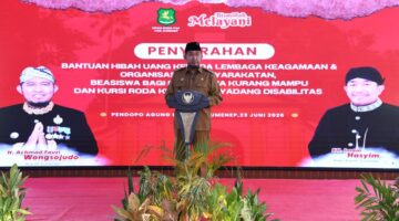 BERDIRI: Bupati Sumenep, Achmad Fauzi Wongsojudo, Saat memberikan sambutan pada acara Penyerahan Bantuan Hibah Sosial di Pendopo Agung Sumenep (Doc. Seputar Jatim)