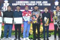 KOMPAK: Bupati Sumenep, Achmad Fauzi Wongsojudo bersama Kepala Disbudporapar Sumenep, Faruk Hanafi, berfoto bersama pemenang Sayembara Logo Hari Jadi ke-758 Kabupaten Sumenep di Pendopo Agung Keraton Sumenep (Doc. Seputar Jatim)