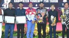 KOMPAK: Bupati Sumenep, Achmad Fauzi Wongsojudo bersama Kepala Disbudporapar Sumenep, Faruk Hanafi, berfoto bersama pemenang Sayembara Logo Hari Jadi ke-758 Kabupaten Sumenep di Pendopo Agung Keraton Sumenep (Doc. Seputar Jatim)