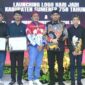 KOMPAK: Bupati Sumenep, Achmad Fauzi Wongsojudo bersama Kepala Disbudporapar Sumenep, Faruk Hanafi, berfoto bersama pemenang Sayembara Logo Hari Jadi ke-758 Kabupaten Sumenep di Pendopo Agung Keraton Sumenep (Doc. Seputar Jatim)