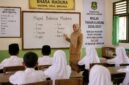 ILUSTRASI: Seorang guru mengajar mata pelajaran Bahasa Madura kepada siswa di ruang kelas. Mulai Tahun Ajaran 2026/2027, Pemerintah Kabupaten Sumenep resmi mewajibkan Bahasa Madura sebagai mata pelajaran muatan lokal di seluruh jenjang PAUD, SD, dan SMP sebagai upaya melestarikan bahasa dan budaya daerah (Doc. Seputar Jatim)