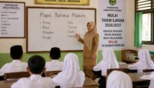 ILUSTRASI: Seorang guru mengajar mata pelajaran Bahasa Madura kepada siswa di ruang kelas. Mulai Tahun Ajaran 2026/2027, Pemerintah Kabupaten Sumenep resmi mewajibkan Bahasa Madura sebagai mata pelajaran muatan lokal di seluruh jenjang PAUD, SD, dan SMP sebagai upaya melestarikan bahasa dan budaya daerah (Doc. Seputar Jatim)