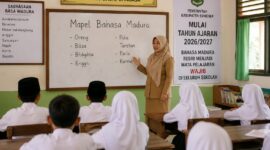 ILUSTRASI: Seorang guru mengajar mata pelajaran Bahasa Madura kepada siswa di ruang kelas. Mulai Tahun Ajaran 2026/2027, Pemerintah Kabupaten Sumenep resmi mewajibkan Bahasa Madura sebagai mata pelajaran muatan lokal di seluruh jenjang PAUD, SD, dan SMP sebagai upaya melestarikan bahasa dan budaya daerah (Doc. Seputar Jatim)