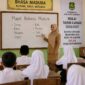 ILUSTRASI: Seorang guru mengajar mata pelajaran Bahasa Madura kepada siswa di ruang kelas. Mulai Tahun Ajaran 2026/2027, Pemerintah Kabupaten Sumenep resmi mewajibkan Bahasa Madura sebagai mata pelajaran muatan lokal di seluruh jenjang PAUD, SD, dan SMP sebagai upaya melestarikan bahasa dan budaya daerah (Doc. Seputar Jatim)