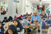TURLAP: Kepala Bidang Pariwisata Disbudporapar Kabupaten Sumenep, Andre Zulfikarnain, meninjau peserta Lomba Mewarnai Sketsa Bung Karno di Pendopo Agung Keraton Sumenep (Doc. Seputar Jatim)
