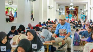 TURLAP: Kepala Bidang Pariwisata Disbudporapar Kabupaten Sumenep, Andre Zulfikarnain, meninjau peserta Lomba Mewarnai Sketsa Bung Karno di Pendopo Agung Keraton Sumenep (Doc. Seputar Jatim)