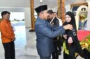TERSEBYUM: Bupati Sumenep Achmad Fauzi Wongsojudo, secara simbolis mengenakan rompi Sensus Ekonomi 2026 kepada petugas saat kegiatan Sinergi Membangun Ekonomi Sumenep Melalui Sensus Ekonomi 2026 di Pendopo Agung Keraton Sumenep (Doc. Seputar Jatim)