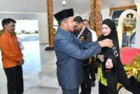 TERSEBYUM: Bupati Sumenep Achmad Fauzi Wongsojudo, secara simbolis mengenakan rompi Sensus Ekonomi 2026 kepada petugas saat kegiatan Sinergi Membangun Ekonomi Sumenep Melalui Sensus Ekonomi 2026 di Pendopo Agung Keraton Sumenep (Doc. Seputar Jatim)