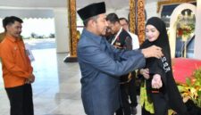 TERSEBYUM: Bupati Sumenep Achmad Fauzi Wongsojudo, secara simbolis mengenakan rompi Sensus Ekonomi 2026 kepada petugas saat kegiatan Sinergi Membangun Ekonomi Sumenep Melalui Sensus Ekonomi 2026 di Pendopo Agung Keraton Sumenep (Doc. Seputar Jatim)