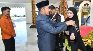 TERSEBYUM: Bupati Sumenep Achmad Fauzi Wongsojudo, secara simbolis mengenakan rompi Sensus Ekonomi 2026 kepada petugas saat kegiatan Sinergi Membangun Ekonomi Sumenep Melalui Sensus Ekonomi 2026 di Pendopo Agung Keraton Sumenep (Doc. Seputar Jatim)