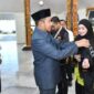 TERSEBYUM: Bupati Sumenep Achmad Fauzi Wongsojudo, secara simbolis mengenakan rompi Sensus Ekonomi 2026 kepada petugas saat kegiatan Sinergi Membangun Ekonomi Sumenep Melalui Sensus Ekonomi 2026 di Pendopo Agung Keraton Sumenep (Doc. Seputar Jatim)