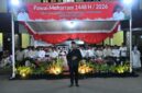 BERDIRI: Bupati Sumenep, Achmad Fauzi Wongsojudo, memberikan sambutan sekaligus melepas peserta Pawai Muharram 1448 Hijriah di depan Labang Mesem, Keraton Sumenep (Doc. Seputar Jatim)