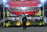 BERDIRI: Bupati Sumenep, Achmad Fauzi Wongsojudo, memberikan sambutan sekaligus melepas peserta Pawai Muharram 1448 Hijriah di depan Labang Mesem, Keraton Sumenep (Doc. Seputar Jatim)