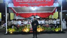 BERDIRI: Bupati Sumenep, Achmad Fauzi Wongsojudo, memberikan sambutan sekaligus melepas peserta Pawai Muharram 1448 Hijriah di depan Labang Mesem, Keraton Sumenep (Doc. Seputar Jatim)