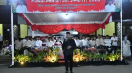 BERDIRI: Bupati Sumenep, Achmad Fauzi Wongsojudo, memberikan sambutan sekaligus melepas peserta Pawai Muharram 1448 Hijriah di depan Labang Mesem, Keraton Sumenep (Doc. Seputar Jatim)