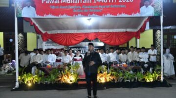 BERDIRI: Bupati Sumenep, Achmad Fauzi Wongsojudo, memberikan sambutan sekaligus melepas peserta Pawai Muharram 1448 Hijriah di depan Labang Mesem, Keraton Sumenep (Doc. Seputar Jatim)
