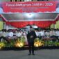 BERDIRI: Bupati Sumenep, Achmad Fauzi Wongsojudo, memberikan sambutan sekaligus melepas peserta Pawai Muharram 1448 Hijriah di depan Labang Mesem, Keraton Sumenep (Doc. Seputar Jatim)