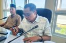 MENULIS: Ketua Komisi II DPRD Sumenep, Faisal Muhlis, sedang rapat dengan anggota dewan (Foto Istimewa)
