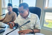 MENULIS: Ketua Komisi II DPRD Sumenep, Faisal Muhlis, sedang rapat dengan anggota dewan (Foto Istimewa)