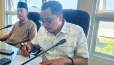 MENULIS: Ketua Komisi II DPRD Sumenep, Faisal Muhlis, sedang rapat dengan anggota dewan (Foto Istimewa)
