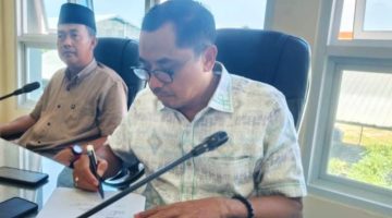 MENULIS: Ketua Komisi II DPRD Sumenep, Faisal Muhlis, sedang rapat dengan anggota dewan (Foto Istimewa)