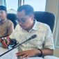 MENULIS: Ketua Komisi II DPRD Sumenep, Faisal Muhlis, sedang rapat dengan anggota dewan (Foto Istimewa)