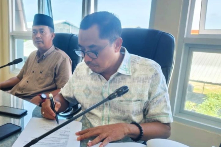 MENULIS: Ketua Komisi II DPRD Sumenep, Faisal Muhlis, sedang rapat dengan anggota dewan (Foto Istimewa)