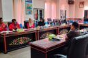 BERDISKUSI: GMNI Sumenep saat melakukan audiensi di Kantor Inspektorat Sumenep, terkait dugaan korupsi BUMDes Meddelan (Doc. Seputar Jatim)