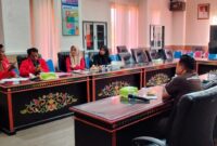 BERDISKUSI: GMNI Sumenep saat melakukan audiensi di Kantor Inspektorat Sumenep, terkait dugaan korupsi BUMDes Meddelan (Doc. Seputar Jatim)