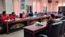 BERDISKUSI: GMNI Sumenep saat melakukan audiensi di Kantor Inspektorat Sumenep, terkait dugaan korupsi BUMDes Meddelan (Doc. Seputar Jatim)