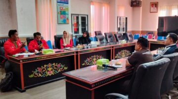 BERDISKUSI: GMNI Sumenep saat melakukan audiensi di Kantor Inspektorat Sumenep, terkait dugaan korupsi BUMDes Meddelan (Doc. Seputar Jatim)
