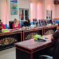 BERDISKUSI: GMNI Sumenep saat melakukan audiensi di Kantor Inspektorat Sumenep, terkait dugaan korupsi BUMDes Meddelan (Doc. Seputar Jatim)