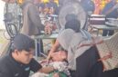 BERKAH: Saat tim medis Klinik Al-Fatih melakukan khitan terhadap 200 anak pada kegiatan khitan massal gratis yang digelar DRT The Big Family dalam rangka Bulan Muharram di Kelurahan Bangselok, Sumenep (Doc. Seputar Jatim)