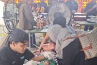 BERKAH: Saat tim medis Klinik Al-Fatih melakukan khitan terhadap 200 anak pada kegiatan khitan massal gratis yang digelar DRT The Big Family dalam rangka Bulan Muharram di Kelurahan Bangselok, Sumenep (Doc. Seputar Jatim)