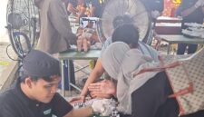 BERKAH: Saat tim medis Klinik Al-Fatih melakukan khitan terhadap 200 anak pada kegiatan khitan massal gratis yang digelar DRT The Big Family dalam rangka Bulan Muharram di Kelurahan Bangselok, Sumenep (Doc. Seputar Jatim)