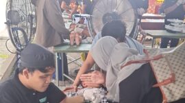 BERKAH: Saat tim medis Klinik Al-Fatih melakukan khitan terhadap 200 anak pada kegiatan khitan massal gratis yang digelar DRT The Big Family dalam rangka Bulan Muharram di Kelurahan Bangselok, Sumenep (Doc. Seputar Jatim)