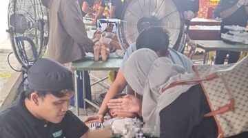 BERKAH: Saat tim medis Klinik Al-Fatih melakukan khitan terhadap 200 anak pada kegiatan khitan massal gratis yang digelar DRT The Big Family dalam rangka Bulan Muharram di Kelurahan Bangselok, Sumenep (Doc. Seputar Jatim)