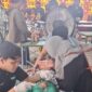 BERKAH: Saat tim medis Klinik Al-Fatih melakukan khitan terhadap 200 anak pada kegiatan khitan massal gratis yang digelar DRT The Big Family dalam rangka Bulan Muharram di Kelurahan Bangselok, Sumenep (Doc. Seputar Jatim)