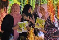 TERSENYUM: Pegawai BPRS Bhakti Sumekar (kanam) saat melakukan sosialisasi Literasi Keuangan kepada guru SD (Doc. Seputar Jatim)