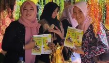 TERSENYUM: Pegawai BPRS Bhakti Sumekar (kanam) saat melakukan sosialisasi Literasi Keuangan kepada guru SD (Doc. Seputar Jatim)