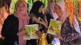 TERSENYUM: Pegawai BPRS Bhakti Sumekar (kanam) saat melakukan sosialisasi Literasi Keuangan kepada guru SD (Doc. Seputar Jatim)
