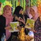 TERSENYUM: Pegawai BPRS Bhakti Sumekar (kanam) saat melakukan sosialisasi Literasi Keuangan kepada guru SD (Doc. Seputar Jatim)