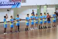 SEMANGAT: Tim Voli Polres Probolinggo berbaris sebelum pertandingan dalam ajang Kapolda Jatim Cup 2026 Rayon II. Tim yang dikapteni Kapolsek Krejengan Iptu Miftahol Rahman (3 dari kiri) sukses keluar sebagai juara (Doc. Seputar Jatim)