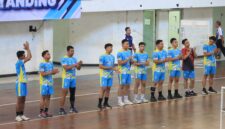 SEMANGAT: Tim Voli Polres Probolinggo berbaris sebelum pertandingan dalam ajang Kapolda Jatim Cup 2026 Rayon II. Tim yang dikapteni Kapolsek Krejengan Iptu Miftahol Rahman (3 dari kiri) sukses keluar sebagai juara (Doc. Seputar Jatim)